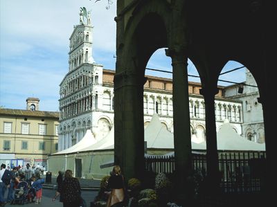 Lucca Lucca<br>piazza S. Michele<br><i>(c) degli aventi diritto</i>