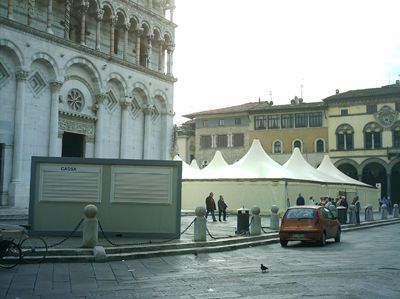 Lucca Lucca<br>piazza S. Michele<br><i>(c) degli aventi diritto</i>