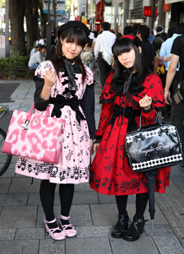 Altre due giovani orientali Gothic Altre due giovani orientali Gothic<br><i>(c) aventi diritto</i>