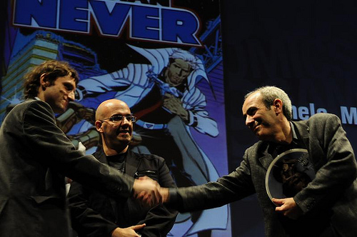Medda (a destra) premiato a Lucca per Caravan...<br>... sotto un Nathan gigante! Non tutto può andare bene ;-)<br><i>(c) aventi diritto</i>