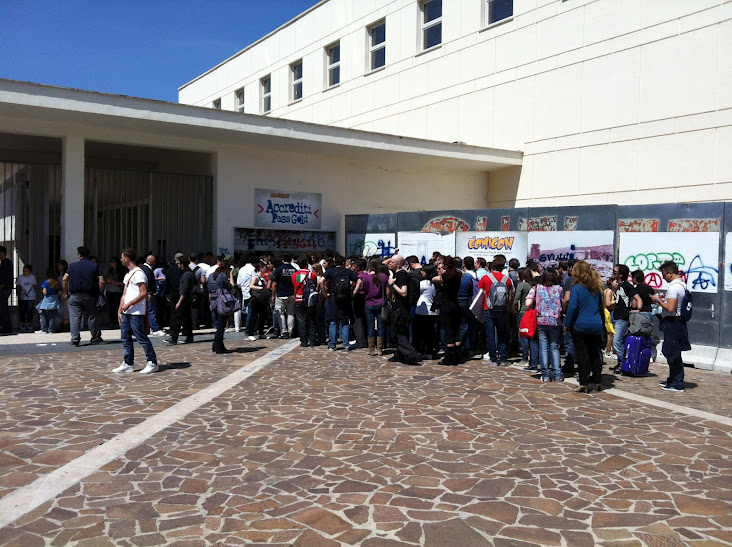La fila per gli accrediti<br><i>(c) 2012 uBC Fumetti</i>